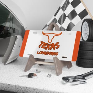 Universität von Texas College Schminkteller Atwork. Studenten Swag. Longhorns-Aufsteller. Wohnheim Zubehör Schulgeist, U Texas Car Plate