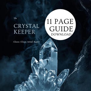 Pode incluir: Uma capa de download digital com uma grande formação de cristal transparente sobre um fundo escuro e volutas de fumo azul. O texto inclui "The Crystal Keeper" e "11 Page Guide Download."