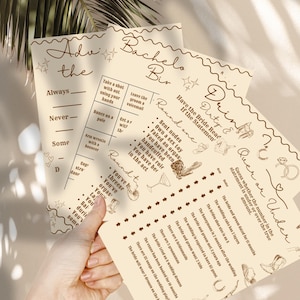 Könnte beinhalten: Zwei druckbare Spielkarten für eine Junggesellinnenparty. Die erste Karte trägt den Titel "Rat an die Braut" und enthält eine Liste von Aufforderungen, auf die die Gäste antworten sollen. Die zweite Karte trägt den Titel "Dreckig & Rate oder darunter" und enthält eine Liste von Aussagen über die Braut und den Bräutigam, die die Gäste erraten sollen, ob die Zahl über oder unter dem wahren Wert liegt.