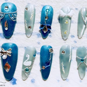 Ongles à presser Le Lac des cygnes : amande bleue, cristaux 3D et perles