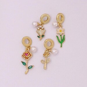 2 colgantes de flores, dije de flor esmaltada, colgante de flores de circonita bañadas en oro de 18 quilates, ¡regalo navideño! Fabricación de joyas DIY