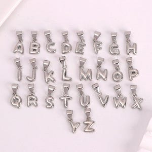 2 peças de pingentes prateados lisos com 26 iniciais, pingente delicado minimalista com letras do alfabeto, pulseira com pingente de letras para colar, suprimentos para fabricação de joias faça você mesmo
