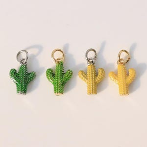 2 colgantes de cactus, colgante de cactus chapado en oro de 18 quilates, colgante de cactus del desierto esmaltado para la elaboración de joyas DIY.