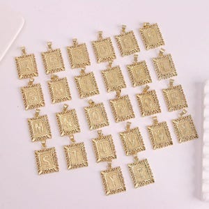 2 peças pingentes quadrados de ouro 18k com letras A-Z, pingentes retangulares, colar delicado com pingente de letras, pingente moderno para colares, pulseiras e joias faça você mesmo