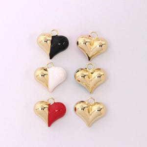 2 Stück 18K Gold gefüllt Herz Anhänger, flauschige Emaille Herz Anhänger, personalisierte Herz Armband Halskette für DIY Schmuckherstellung Versorgung