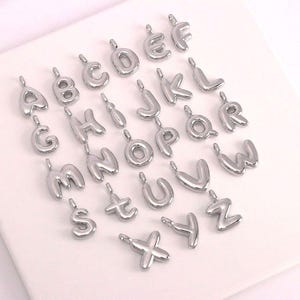 2 colgantes de plata con letras iniciales, de la A a la Z, con forma de burbuja, para pulseras y collares, ideales para hacer joyas.