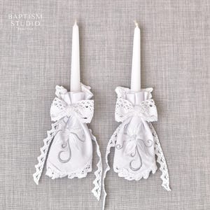 Handdekorierte Taufkerzen mit Spitze und gestickten Blumen