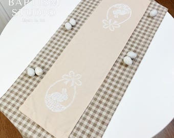 Camino de mesa con conejito bordado: decoración rústica de Pascua en beige