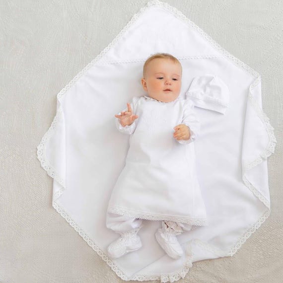 Conjunto de bautizo de lino bordado: bata, manta y patucos