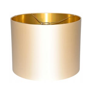 Peut inclure: Abat-jour cylindrique avec un intérieur doré et un extérieur beige clair. L'abat-jour a un design simple et élégant, adapté à divers styles de décoration intérieure. L'intérieur est de couleur or brillant et l'extérieur est beige mat.