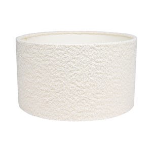 Peut inclure: Abat-jour cylindrique avec un extérieur texturé blanc cassé. L'abat-jour a un design simple et épuré, avec un intérieur lisse et blanc. La forme est un cylindre parfait, adapté à une variété de bases de lampes. La couleur neutre le rend polyvalent pour tout décor.