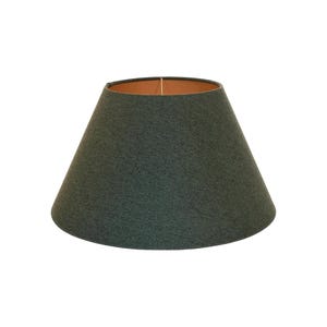 Peut inclure: Un abat-jour vert foncé de forme conique. L'abat-jour a une surface texturée et un intérieur marron clair. Il est conçu pour être placé sur un pied de lampe.
