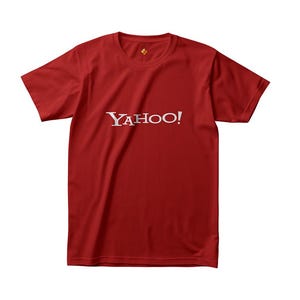 Könnte beinhalten: Ein rotes T-Shirt mit dem Wort "YAHOO!" in weiß auf der Vorderseite.