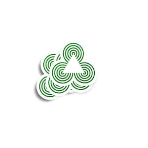 Puede incluir: Una pegatina con un diseño verde y blanco. El diseño consta de varias formas circulares con líneas concéntricas, dispuestas para formar un triángulo. La pegatina tiene un borde blanco y está sobre un fondo blanco.