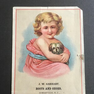 Vintage J.W. Garhart Boots Publicidade Cartão-Girl Em Rosa Com Cachorrinho 5,5” x 7,5”