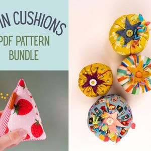 Könnte beinhalten: Ein PDF-Schnittmuster-Set für 2 Nadelkissen mit dem Text 2 PIN CUSHIONS PDF PATTERN BUNDLE. Das Bild zeigt ein dreieckiges Nadelkissen mit Erdbeermuster und vier runde, stoffbezogene Nadelkissen, die jeweils mit Knöpfen verziert sind.
