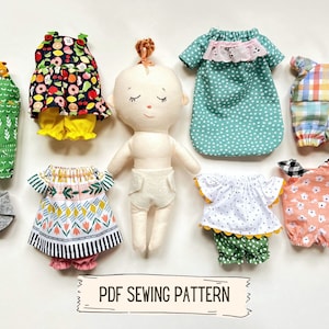Könnte beinhalten: Ein PDF-Schnittmuster zum Nähen von Puppenkleidung. Das Schnittmuster umfasst eine Vielzahl von Stilen, darunter Kleider, Latzhosen und Pyjamas. Die Puppenkleidung ist in verschiedenen Farben und Mustern gefertigt, darunter Blumen, Punkte und Karos. Das Schnittmuster enthält auch eine Puppenwindel.