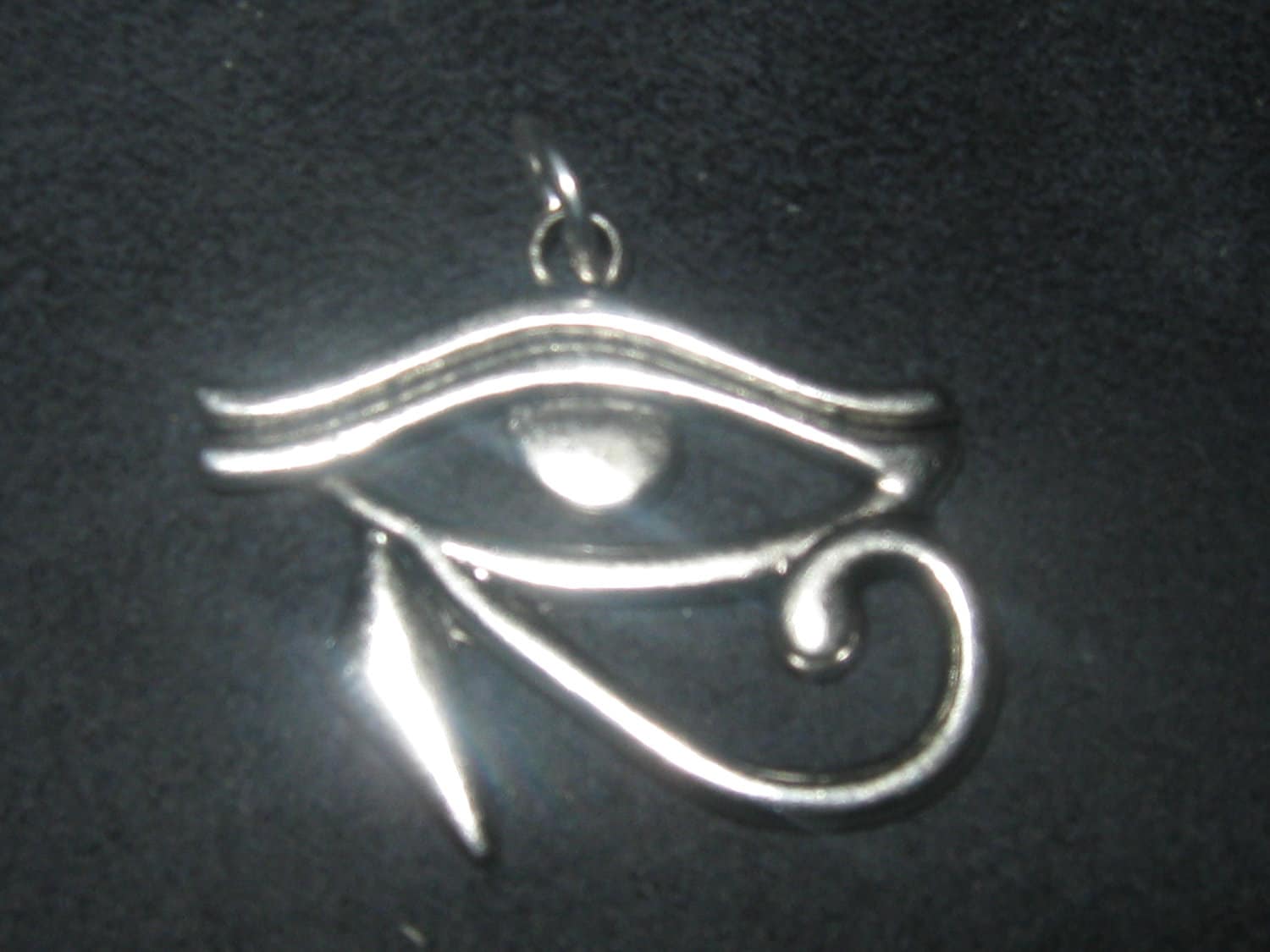 Ciondolo Occhio di Horus / Collana Occhio di Ra / Simbolo egizio di protezione e buona fortuna / Gioiello spirituale unisex in pietra naturale intagliata a mano - Italia