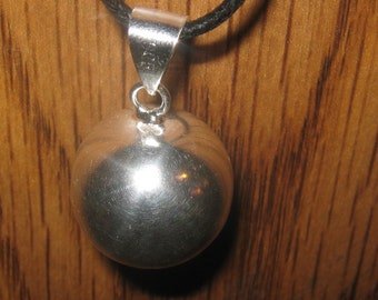 NOUVEAU Beau collier avec pendentif carillon harmonie en plaqué argent de 20 mm