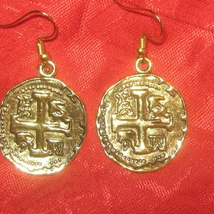 1 NEW Pair of Gold Tone Pieces Of Eight Pirate Charm Dangle Earrings