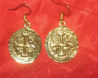 1 NEW Pair of Gold Tone Pieces Of Eight Pirate Charm Dangle Earrings