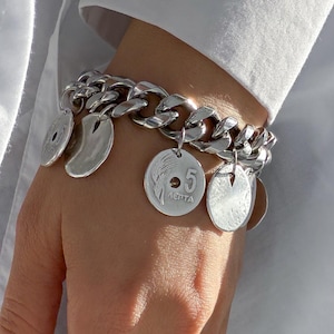 Gros bracelet à breloques en argent : pièce de monnaie grecque bohème, chaîne en acier inoxydable
