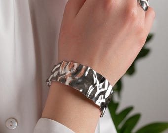 Brazalete ancho de plata de acero inoxidable arrugado