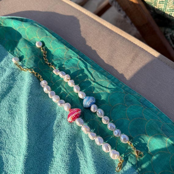 Pulseras de conchas y perlas