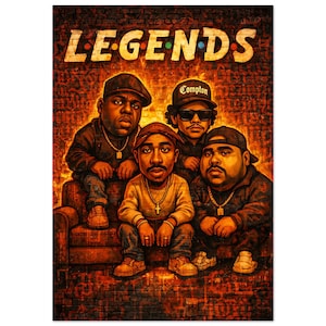 Könnte beinhalten: Digitaldruck mit vier Hip-Hop-Legenden. Das Wort "LEGENDS" steht oben. Das Kunstwerk hat einen Backsteinmauer-Hintergrund, und die vier Figuren tragen Hüte und Schmuck.