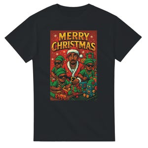 Può includere: T-shirt nero con grafica colorata. Il design presenta la scritta "MERRY CHRISTMAS" e un'illustrazione di un uomo con cappello da Babbo Natale e cappotto rosso, circondato da elfi in abiti verdi e occhiali da sole.