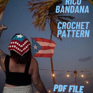 Op de afbeelding: Afbeelding van een haakpatroon voor een Puerto Rico bandana. De bandana is rood, wit en blauw, met een ster in het midden. De tekst "Puerto Rico Bandana Crochet Pattern PDF File" is ook zichtbaar.