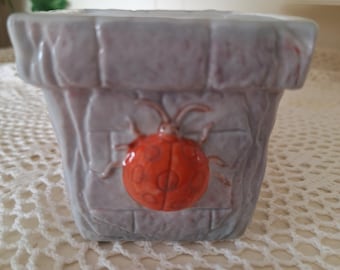 Doniczka ceramiczna z glazurą w stylu vintage: projekt z motywem owadów z połowy XX wieku