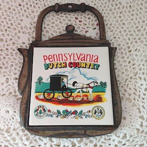 Puede incluir: Un juego de tres tazas de cerámica con un acabado mate moteado. Las tazas son de color crema, gris claro y gris oscuro. Cada taza tiene un diseño simple y minimalista.