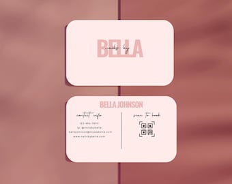 Op de afbeelding: Een roze en witte visitekaartje met de tekst "nails by BELLA" op de bovenste kaart en "BELLA JOHNSON" op de onderste kaart. De onderste kaart bevat ook contactgegevens en een QR-code met de tekst "scan to book".