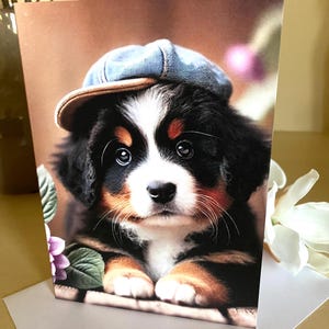 Entzückende Grusskarte (13x18) mit Umschlag, süßes Motiv eines Berner Sennenhundes, der eine entzückende Mütze trägt.