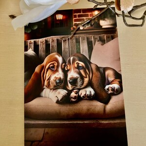 Schattige Friendship-wenskaart met envelop (5 x 7) met twee lieve Basset Hound-puppy's met een boodschap van vriendschap en dankbaarheid