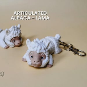Könnte beinhalten: Zwei weiße, bewegliche Alpaka-Lama-Figuren mit braunen Gesichtern und Pfoten werden gezeigt. Eine ist an einem Schlüsselanhänger befestigt. Der Text "ARTICULATED ALPACA - LAMA" steht über den Figuren. Darunter stehen die Worte "Art Design. 3D".