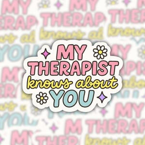My Therapist knows about You Aufkleber - Lustiger Groovy-Vinyl-Aufkleber, Pastelltherapie-Zitat, Laptop- & Journalaufkleber