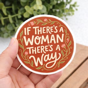 Puede incluir: Una taza de cerámica blanca con un asa negra y el texto "But First, Coffee" en negro, con una fuente de estilo manuscrito. La taza está sobre una superficie blanca.