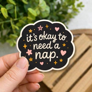 Pegatina "Está bien necesitar una siesta" – Recordatorio de salud mental en tonos pastel