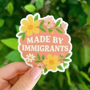 Pegatina &quot;Hecho por inmigrantes&quot;: vinilo floral impermeable, bonita pegatina política para portátil, calcomanía del orgullo inmigrante en varios tamaños