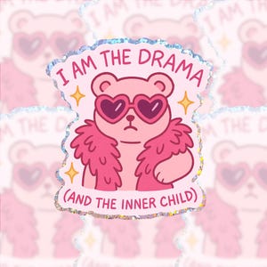 Sticker ours holographique Je suis le drame (et l'enfant qui est en moi) – Sticker en vinyle amusant sur la santé mentale pour ordinateurs portables, journaux, bouteilles d'eau