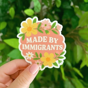 Made By Immigrans Aufkleber - Blumendruck Wasserdichter Vinyl-Aufkleber, Süßer Politischer Laptop-Aufkleber, Aufkleber in Verschiedenen Größen