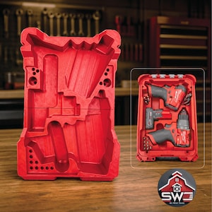 Peut inclure: Un étui à outils en plastique rouge et un étui assorti avec un ensemble de perceuse et de tournevis. Les étuis sont conçus pour contenir des outils de la marque Milwaukee. Le logo de SW 3D Print Farm est dans le coin inférieur droit.
