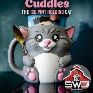 Op de afbeelding: Grijze katvormige mok met roze accenten, met een pint ijs en een gouden lepel. De mok heeft de tekst "Leo Cuddles" en "THE ICE PINT HOLDING CAT". Een logo van "SW 3D PRINT FARM" is ook zichtbaar.