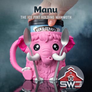 Könnte beinhalten: Ein rosa Eisbecherhalter in Form eines Cartoon-Mammuts mit dem Text "Manu" und "THE ICE PINT HOLDING MAMMOTH". Der Halter hat zwei Löffelhalter und einen Griff. Ein Eisbecher befindet sich im Inneren.