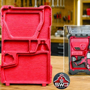 Könnte beinhalten: Ein roter, 3D-gedruckter Werkzeugorganizer mit verschiedenen Fächern und einem passenden roten und schwarzen Elektrowerkzeugsatz. Das Bild zeigt auch ein Logo mit einer Scheune und dem Text "SW 3D PRINT FARM".