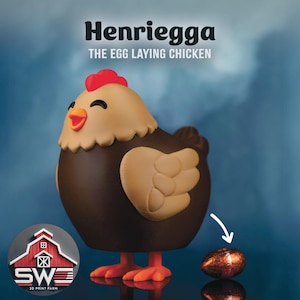 Può includere: Una statuetta di pollo stampata in 3D chiamata "Henriegga" con il testo "THE EGG LAYING CHICKEN". Il pollo è marrone con ali e testa beige, zampe e becco arancioni e una cresta rossa. C'è un uovo accanto al pollo.