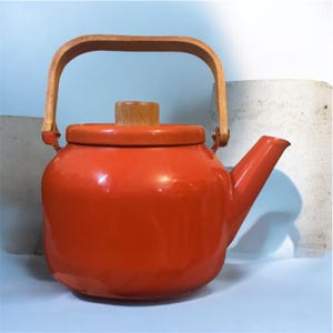 Tetera pequeña vintage de esmalte con asas de teca, color siena y naranja quemado, diseño danés moderno de mediados de siglo, años 70, tamaño personal.