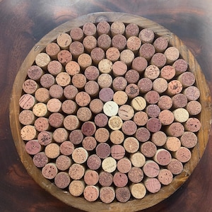 Salvamanteles de corcho de vino hecho a mano – Bandeja de madera reciclada, decoración de cocina rústica, centro de mesa, redondo, regalo de inauguración de casa